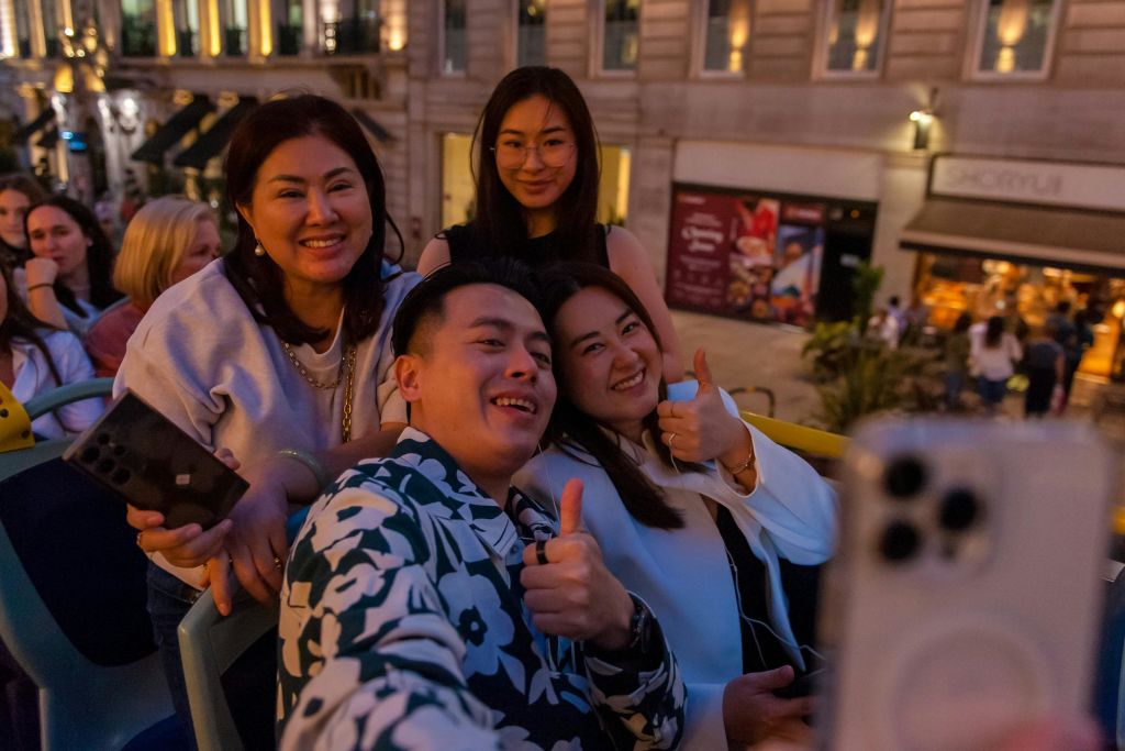 야간에 즐기는 토트버스 탑승 분위기