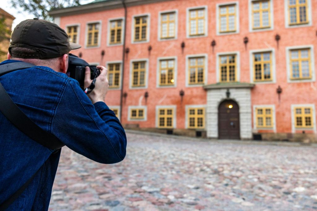 리다르홀멘의 스텐복 궁전 정면을 배경으로 게스트 사진 촬영하기