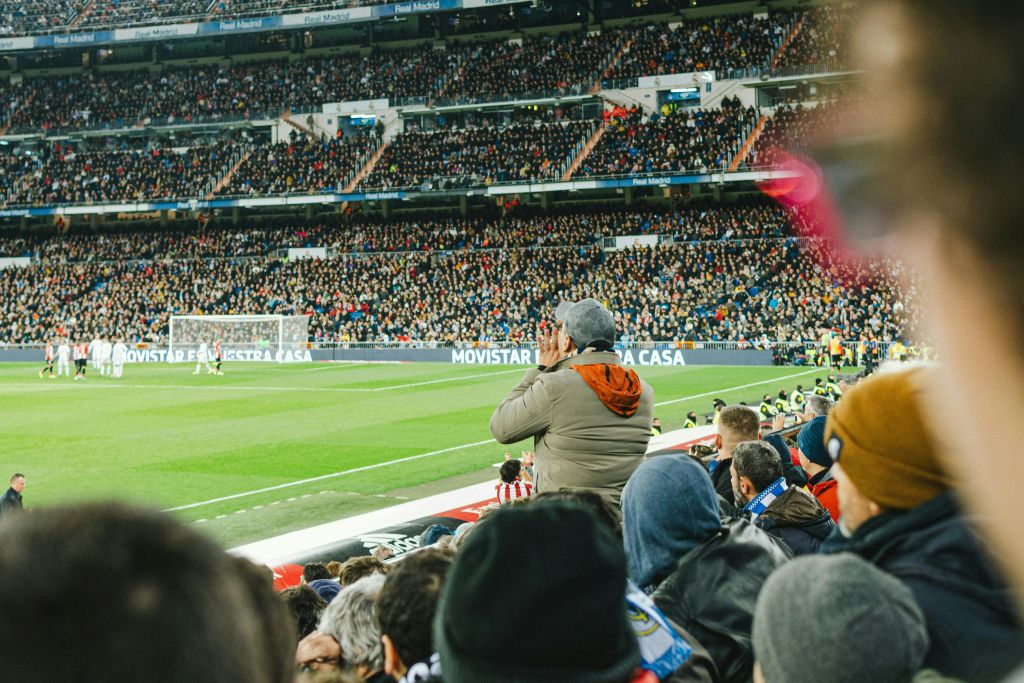 레알 마드리드 경기를 지켜보는 팬들