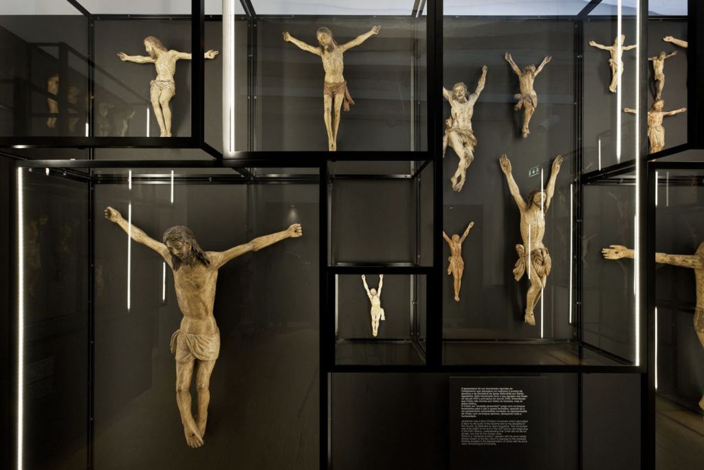 유리 케이스에 전시된 예수님의 9개의 십자가 조각은 각각 크기와 포즈가 다양합니다.