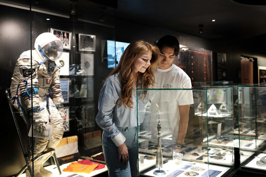 Space Expo의 재무부에서 여러 걸작을 감상하세요.