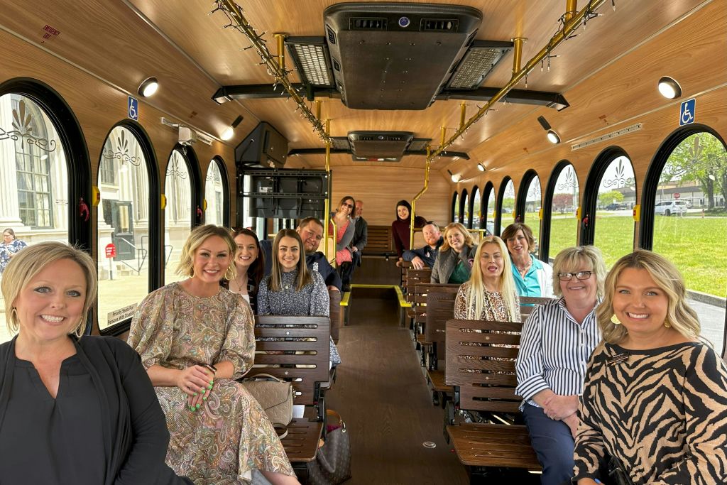 볼링 그린 트롤리를 타는 사람들