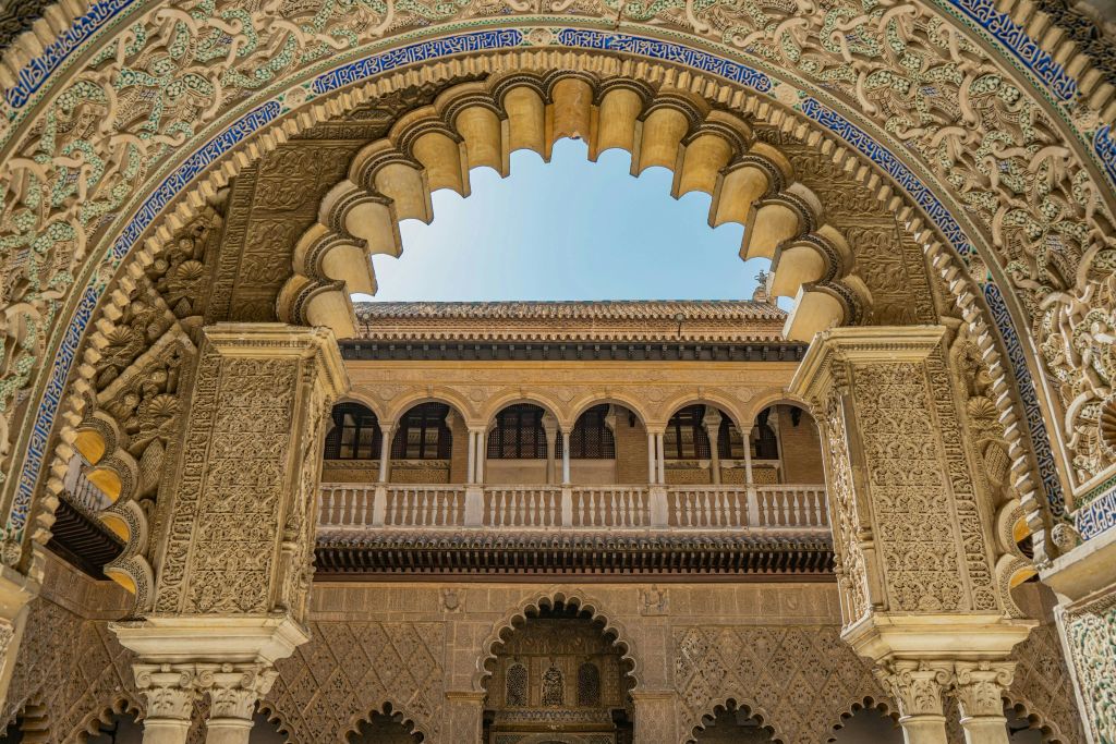 세비야 알카사르 궁전 (Royal Alcázar of Seville) 의 파티오 데 라스 돈첼라스 (Patio de las Doncellas) 에 있는 아치 세부 정보.