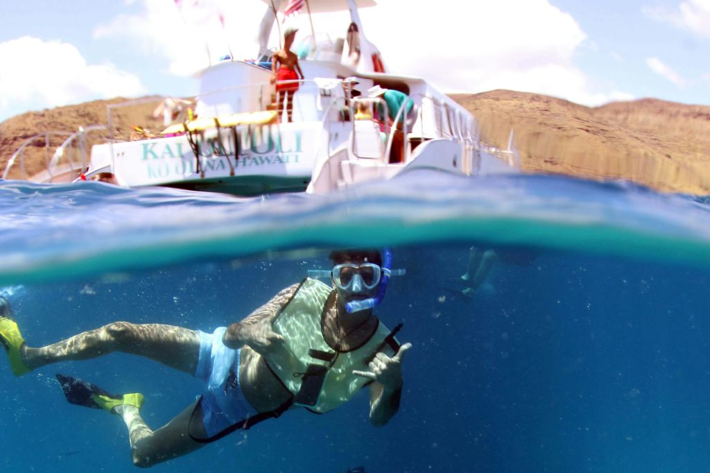 보트가 있는 바다와 공급업체의 스노클링 장비