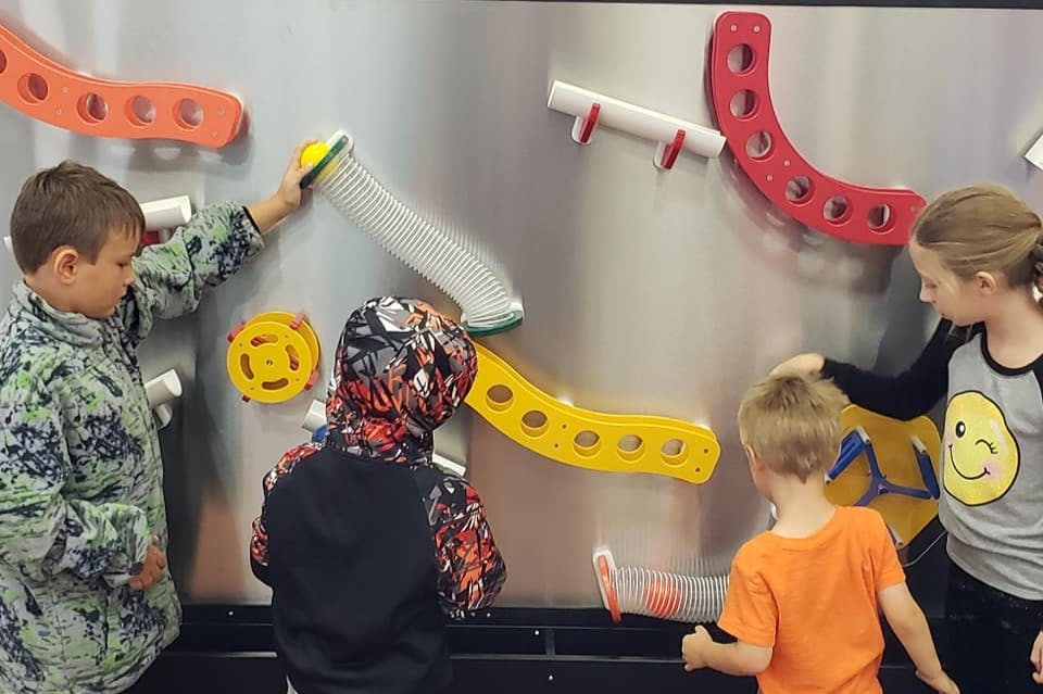 어린이 디스커버리 박물관 웅장한 급류