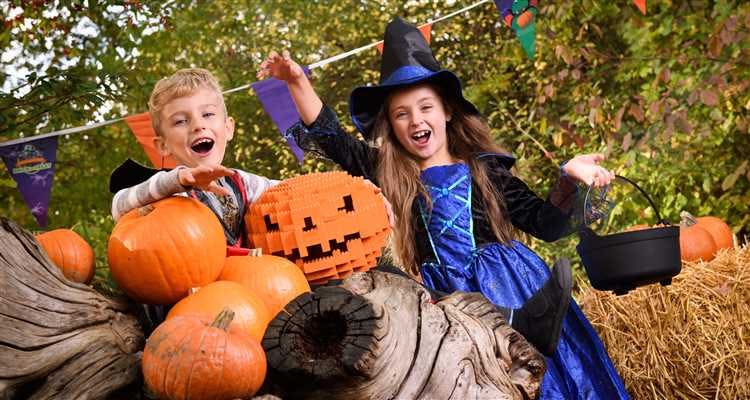 호박과 레고 잭오랜턴에 둘러싸인 어린이가 축제 깃발과 나무를 배경으로 미소를 짓고 있습니다.