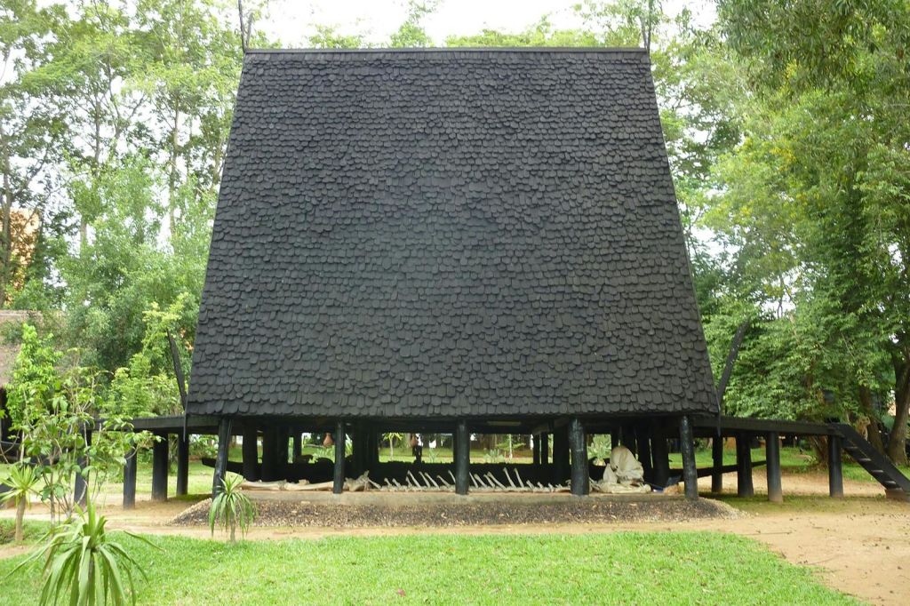 독특한 블랙 하우스 또는 반 댐을 둘러보세요.