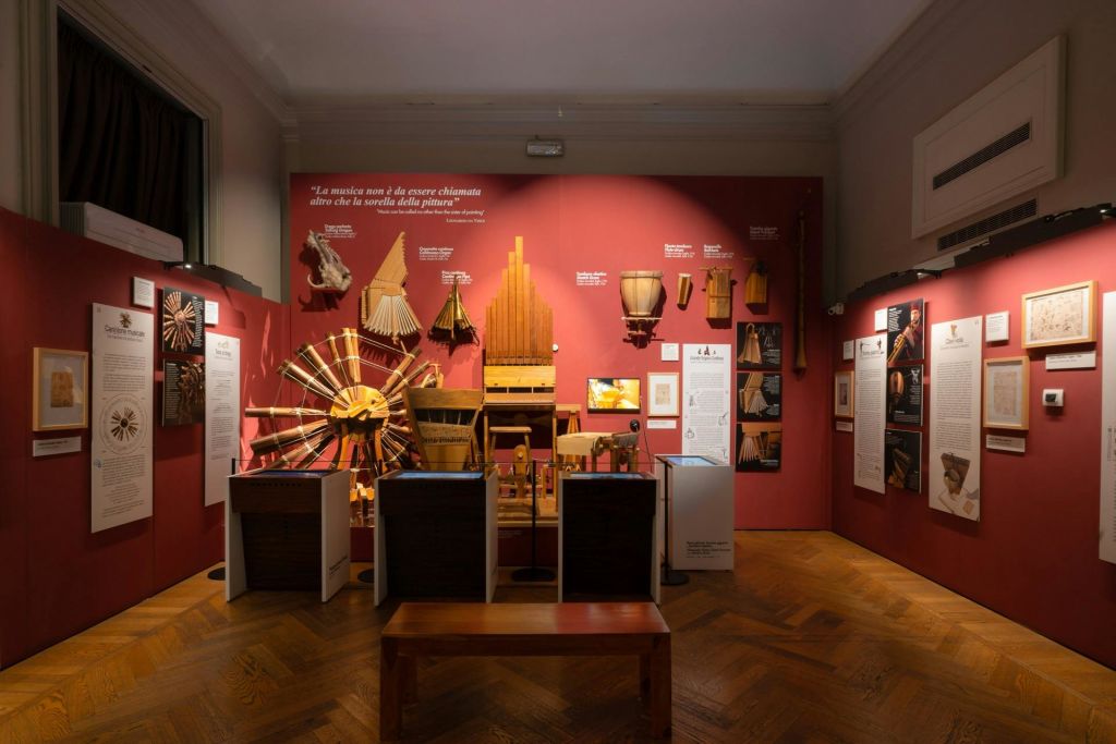 미술과 악기에 전념하는 홀