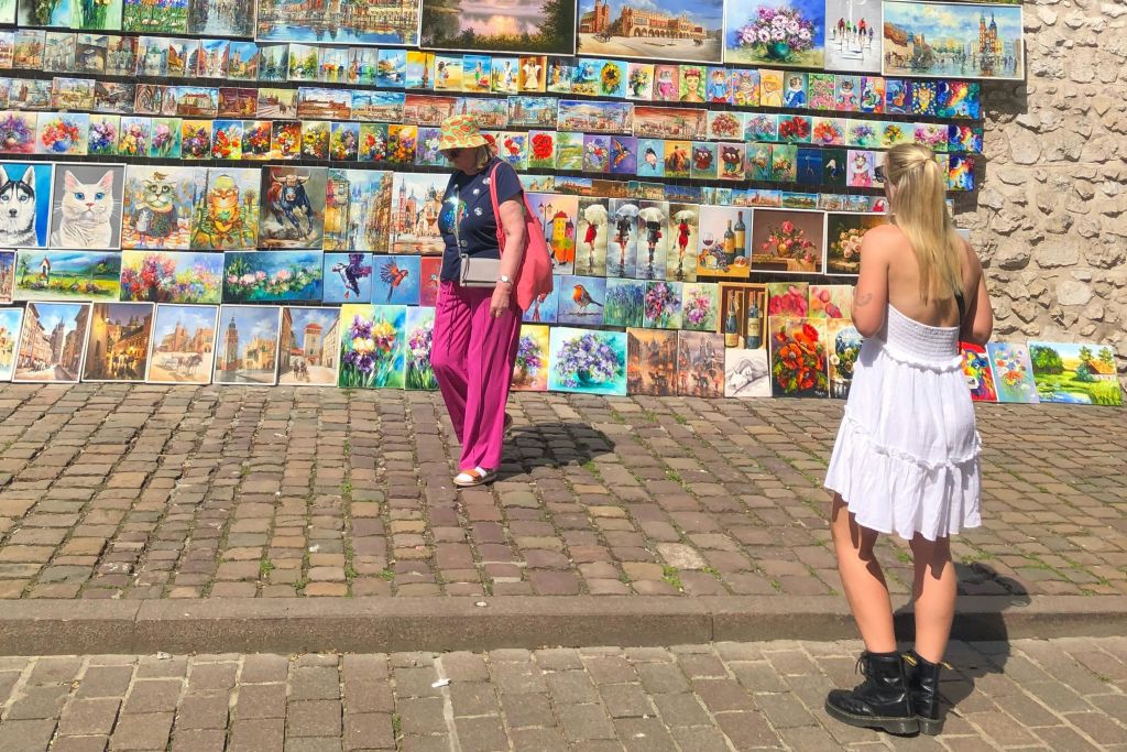 크라코프에서 예술을 즐기는 소녀