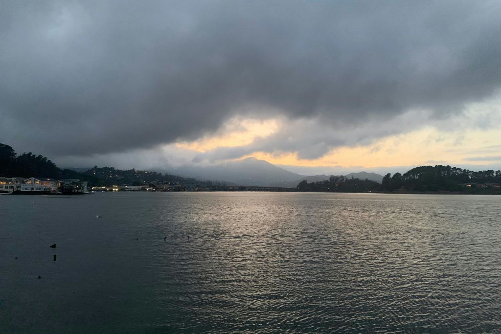 흐린 저녁에 즐기는 소살리토의 석양