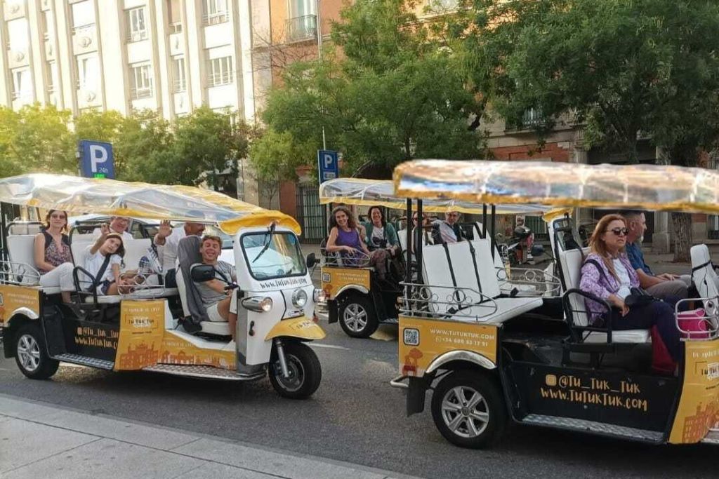 고객과 함께 즐기는 노란 툭툭 3가지