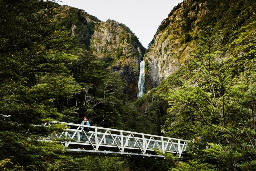 이 도보 트랙은 약 1시간 거리에 있으며, 131m 높이의 사나운 폭포로 향하는 계단을 포함하여 점진적인 경사로가 있습니다.