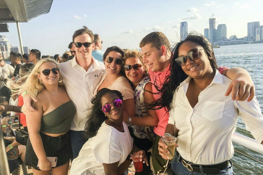 페리를 타고 자유의 여신상으로 가는 그룹 투어