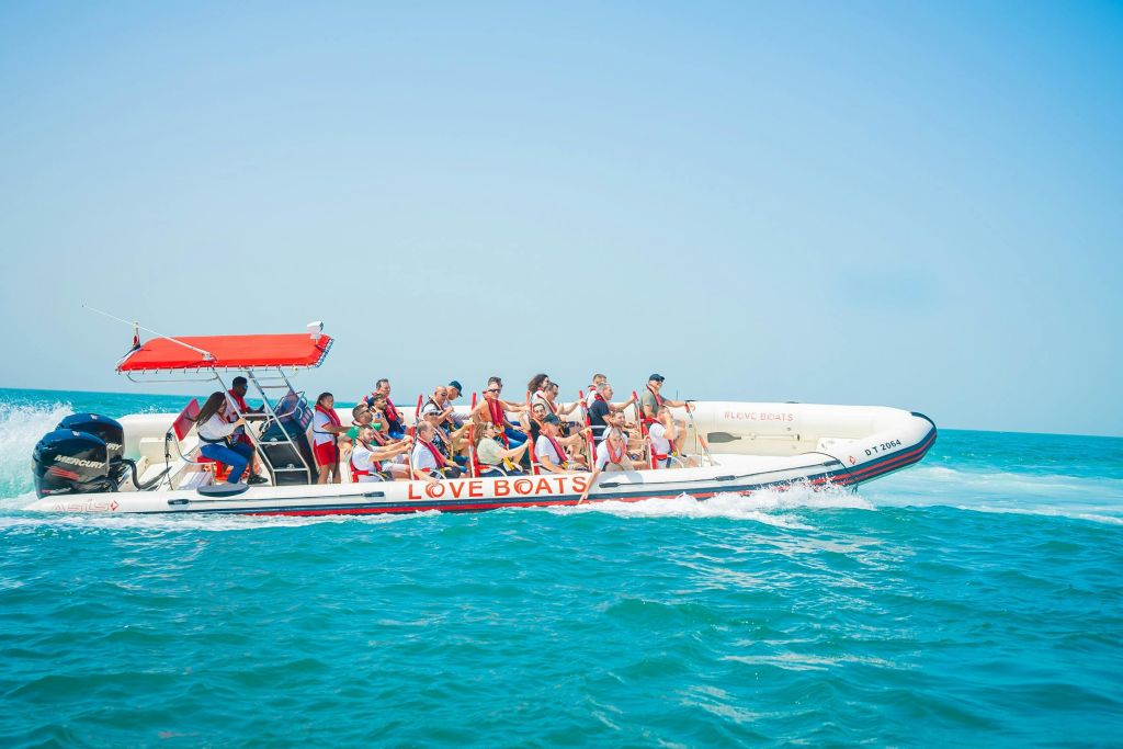 이 사진은 투어 중 방문하고 경험하게 될 관광명소를 보여줍니다.