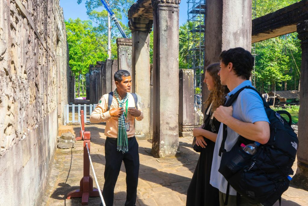 앙코르 톰과 바욘 사원의 매혹적이고 인상적인 사원을 만나보세요.