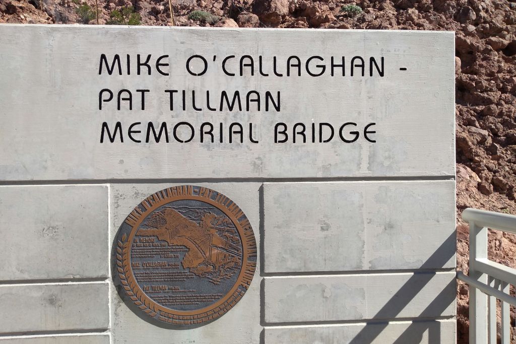 마이크 오캘러헌 - 팻 틸먼 기념 다리