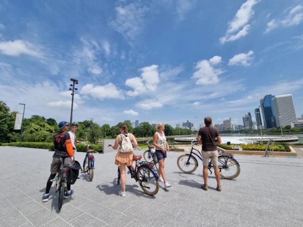 방콕 비즈니스 지구 중심에 위치한 벤자키티 포레스트 공원과 그린 젬