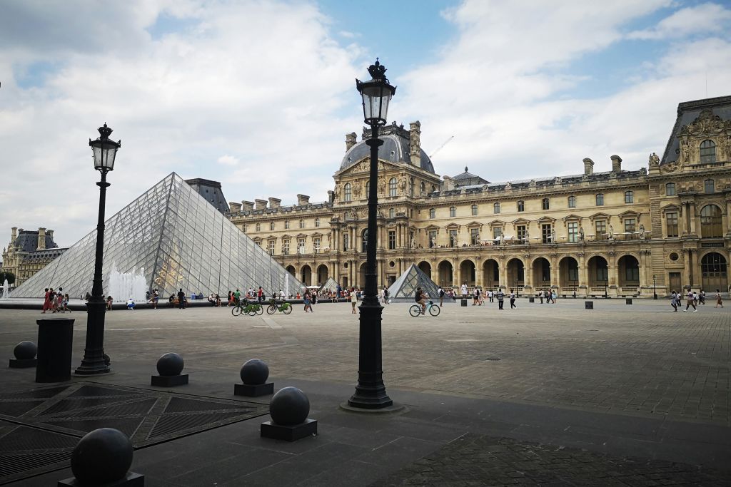 루브르 박물관 외곽
