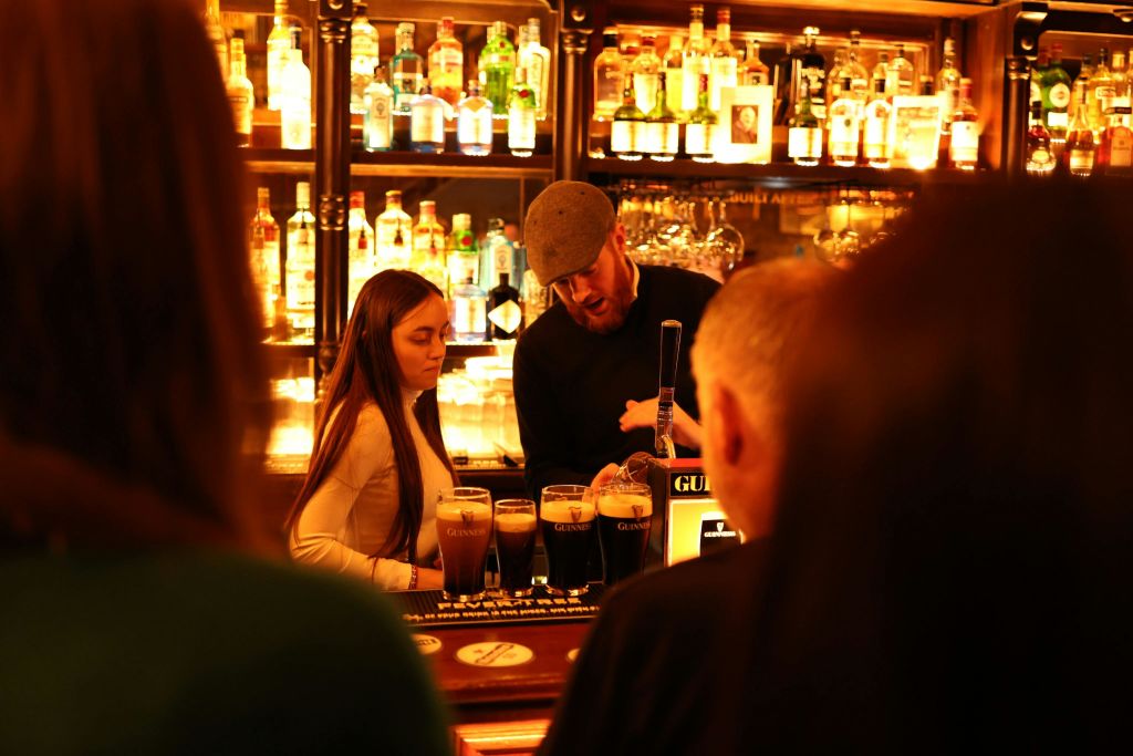 기네스의 "완벽한 파인트" 를 쏟아붓는 완벽한 파인트 투어 후원자