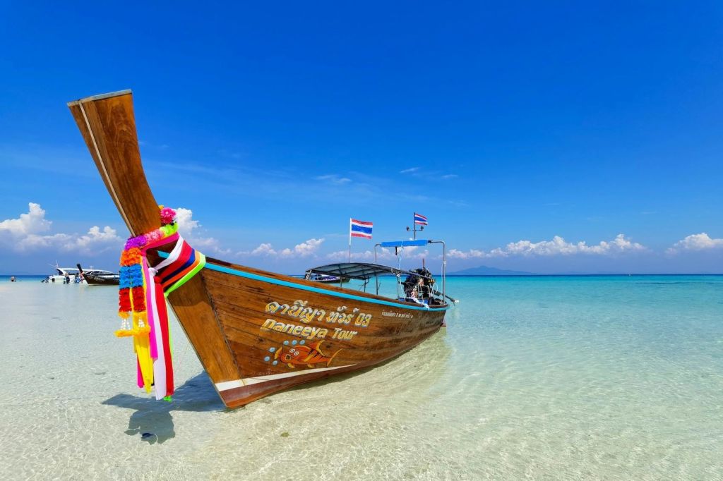 아름다운 클래식 프라이빗 롱테일 보트에서 즐거운 시간을 보내세요.