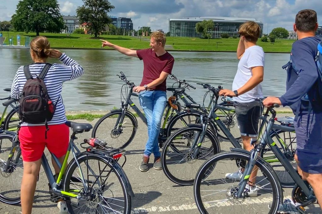 비스툴라 강을 따라 아름다운 라이딩을 즐겨보세요.