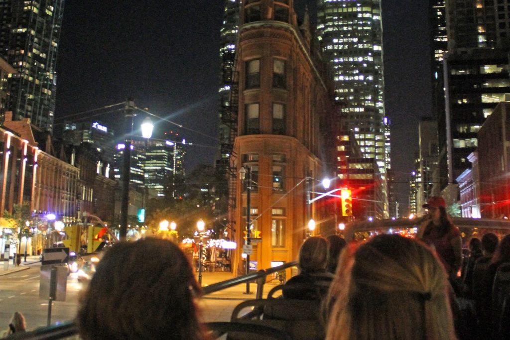 토론토의 플랫아이언 빌딩으로 향하는 오픈 더블 데커 버스 투어 (야간)