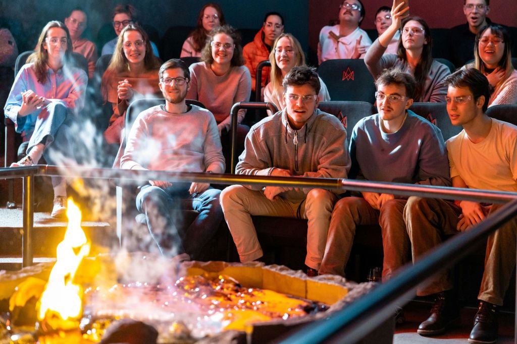 녹은 용암을 보는 것은 짜릿합니다.