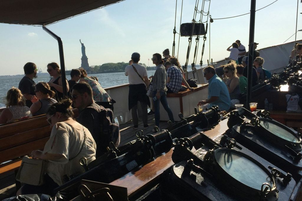 동상이 있는 클리퍼시티의 사람들