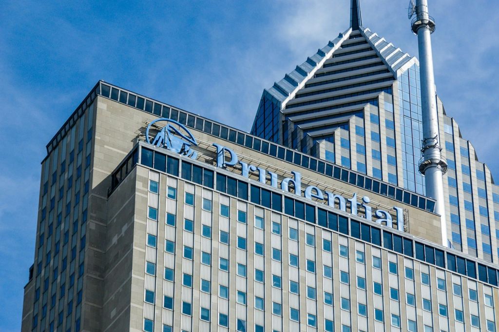 외관에 "푸르덴셜" 로고와 이름이 새겨진 고층 건물로, 현대적인 유리 구조를 배경으로 합니다.