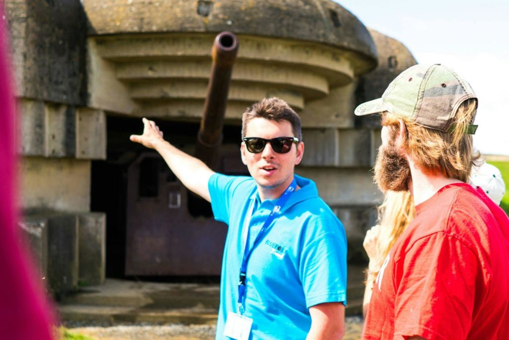 가이드와 대포가 있는 벙커