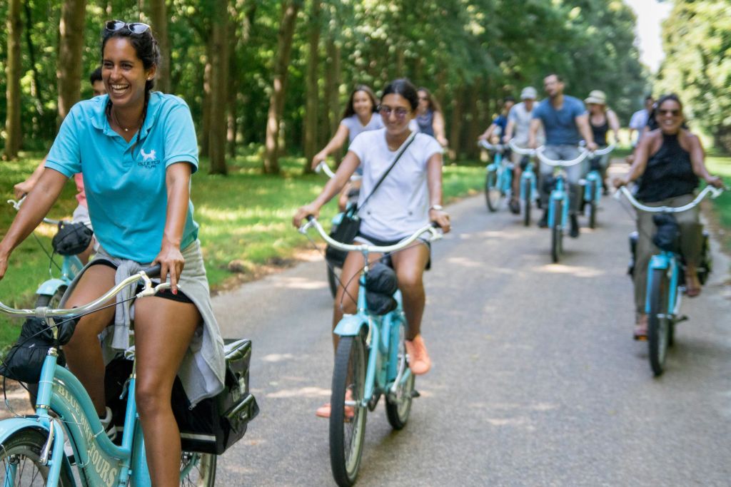 가이드와 일행의 자전거 타기