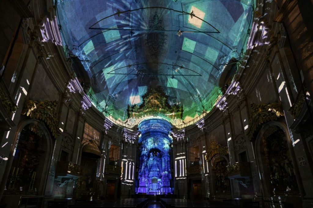 이그레하두스클레리고스에서 열리는 스피리투스 멀티미디어 쇼