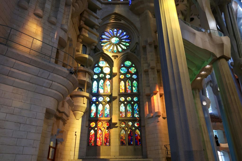 화려한 스테인드글라스 창문과 석조 건축 디테일이 빛으로 비춰지는 대성당의 내부 전망.