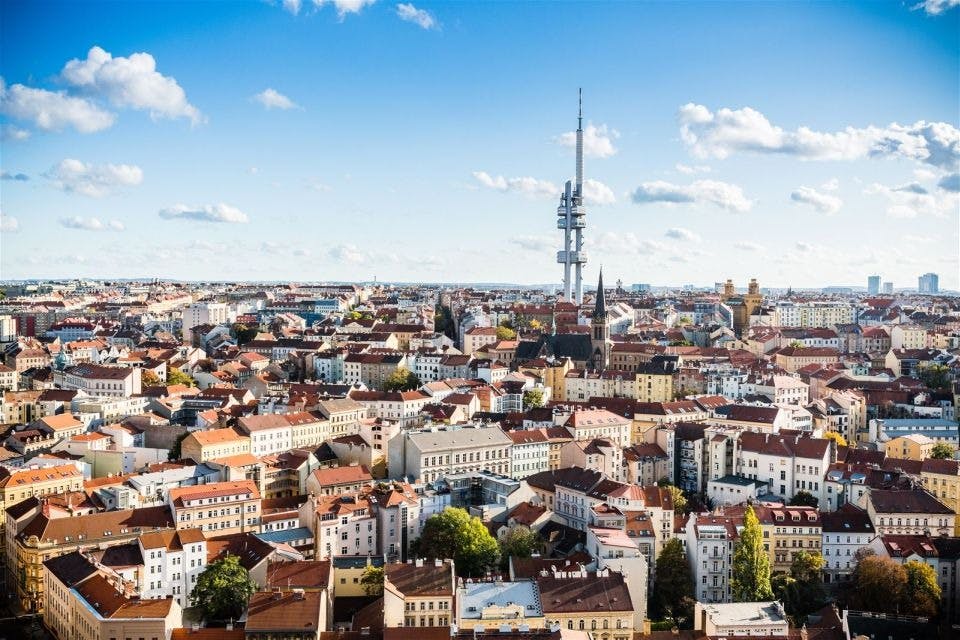 프라하 TV 타워 – 지슈코프 텔레비전 타워. 프라하 방문자 패스로 입장할 수 있습니다.