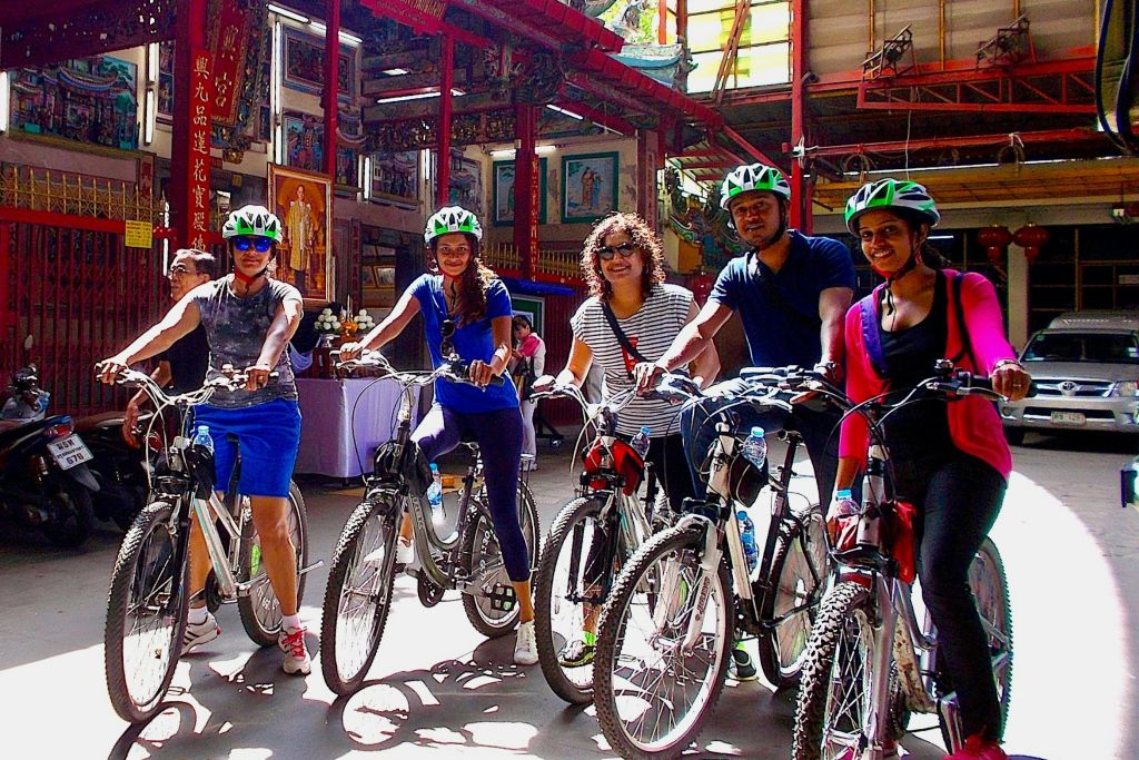 현지 공동체와 오래된 중국 사당을 탐험하고 신에게 선을 기원하는 제물을 바칩니다.