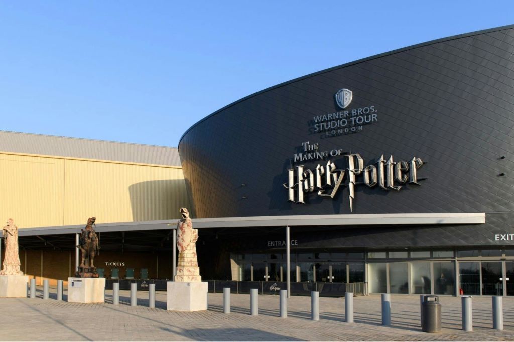 런던의 Warner Bros. Studio Tour 입구에는 'The Making of Harry Potter' 표지판과 외부 조각품이 전시되어 있습니다.