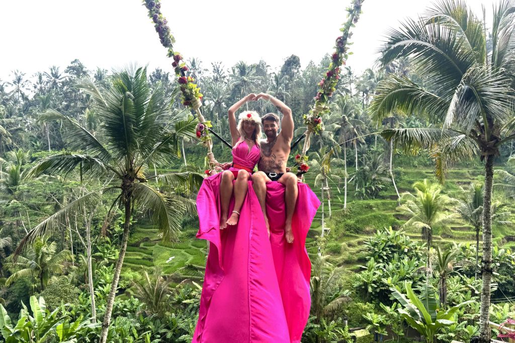 유펀필드 공원에서 플라워 스윙을 즐기는 커플