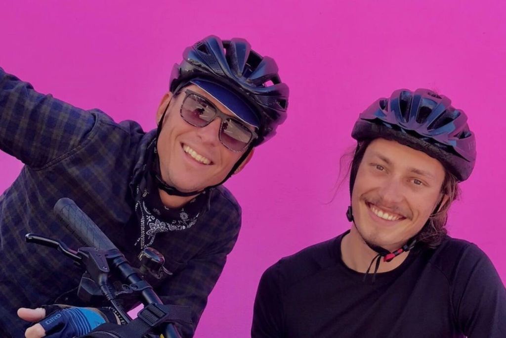 폴 스미스 핑크 벽은 베벌리힐스 자전거 투어의 상징적인 사진 촬영 장소입니다.