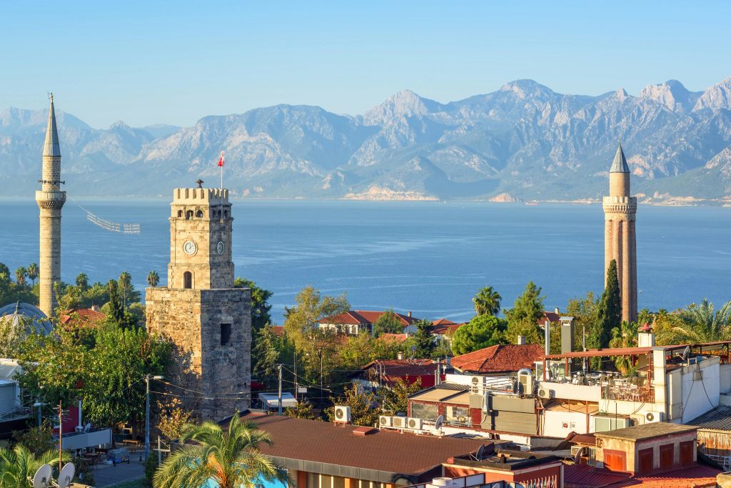시계탑이 있는 안탈리아 칼레이치 구시가지의 파노라마 전망, 이블리 미나렛, 테켈리 메흐메트 파사 모스크, 지중해