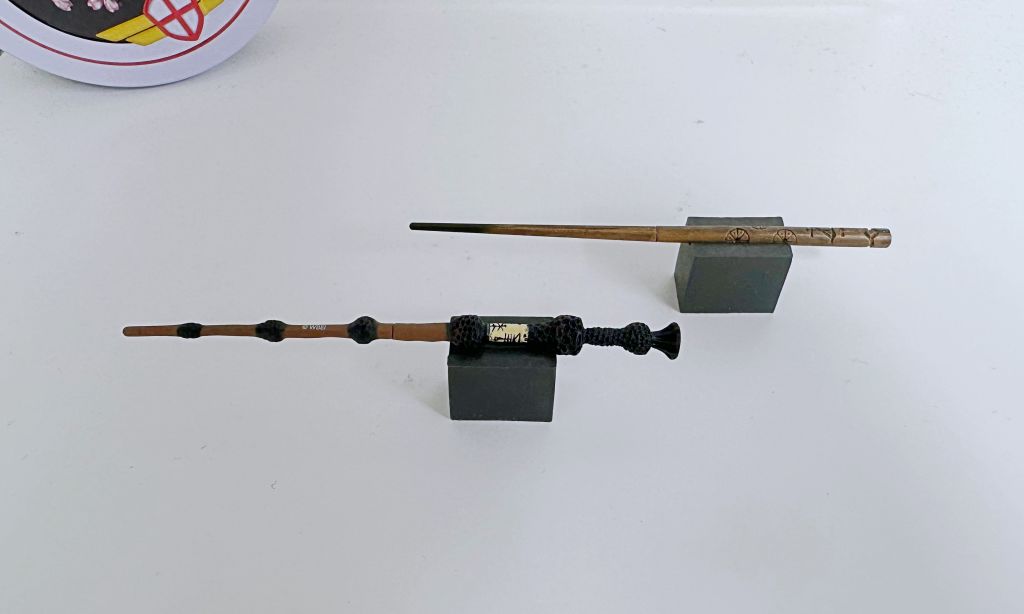 좌: 덤블도어의 지팡이, 우: 젓가락 같지만 세드릭 디고리의 지팡이