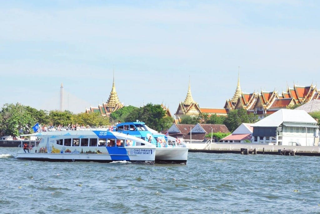 강을 따라 즐기는 보트 투어