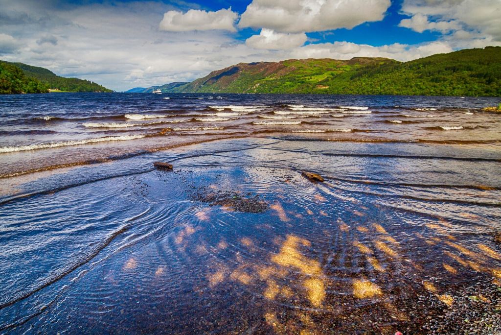 햇살이 내리쬐는 아름다운 날에 네스 호수 둘러보기