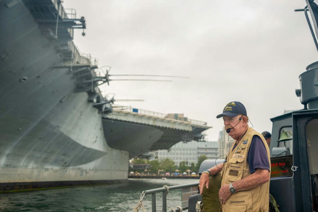 샌디에고 해양 박물관 방문객을 위해 75분간 해군 역사 투어를 진행하는 신속한 보트 베테랑.