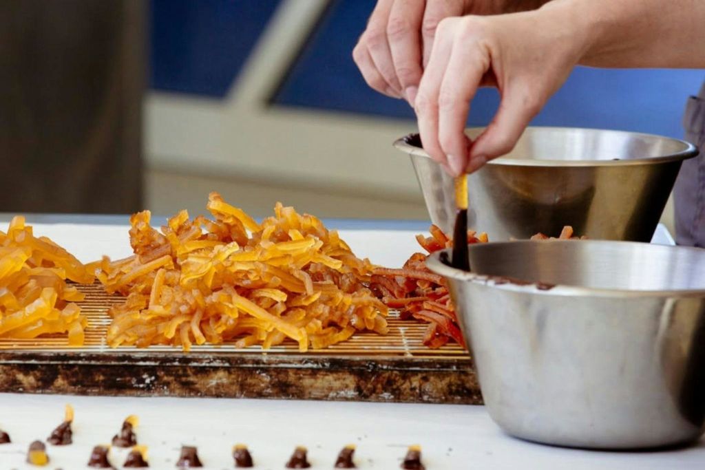 초콜릿으로 덮인 오렌지 껍질