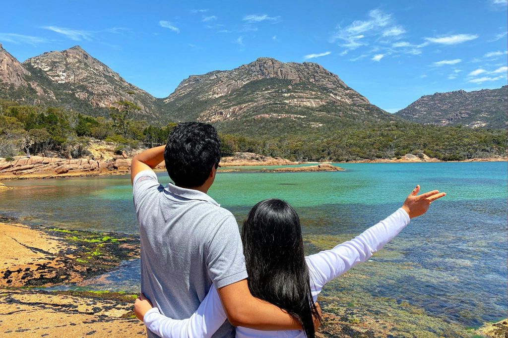 허니문베이의 맑은 물과 해저드 산맥을 배경으로