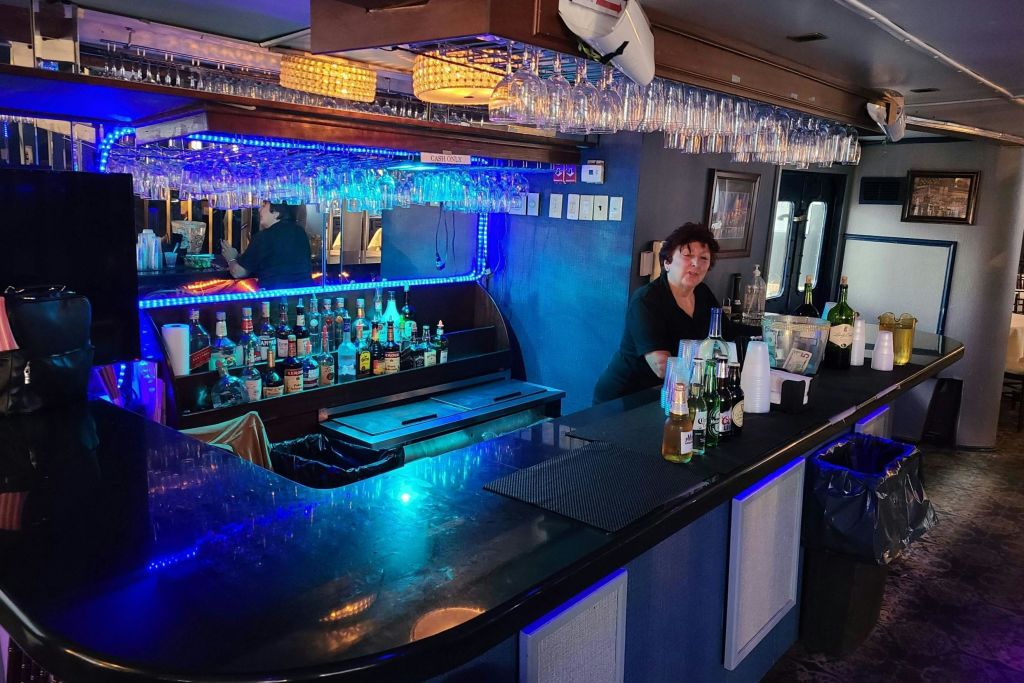 선상 캐시바에서는 크루즈 내내 음료와 스낵을 즐기실 수 있습니다.