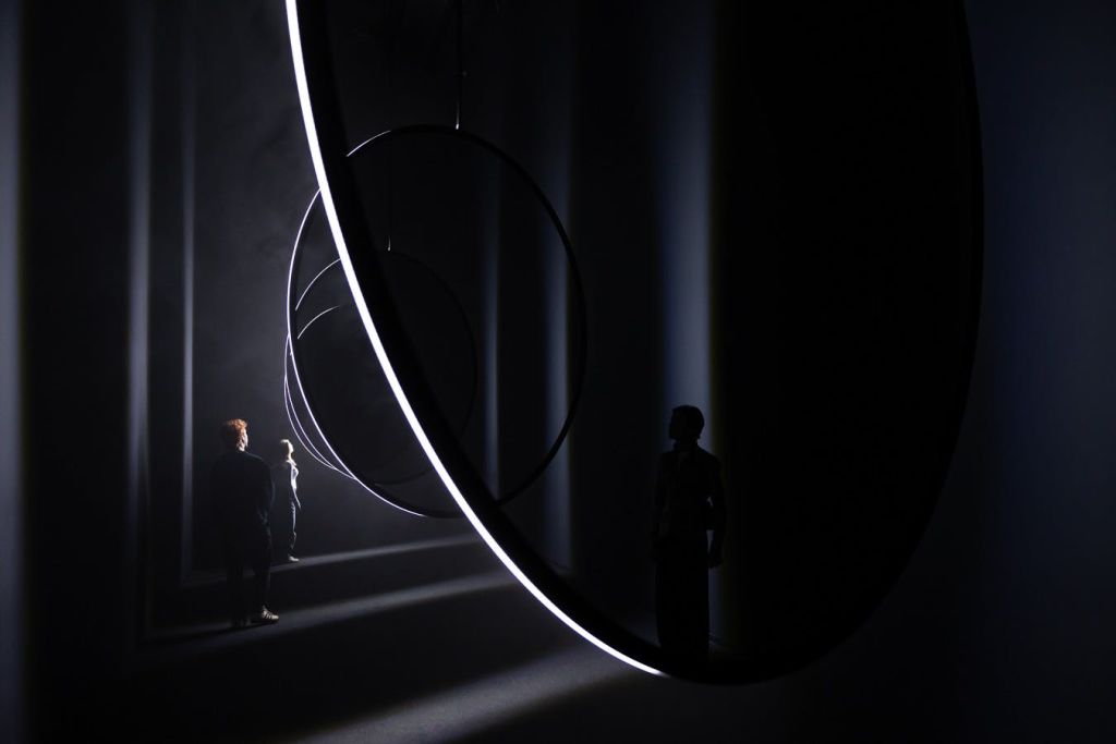 nxt 박물관의 대형 키네틱 라이트 조각상