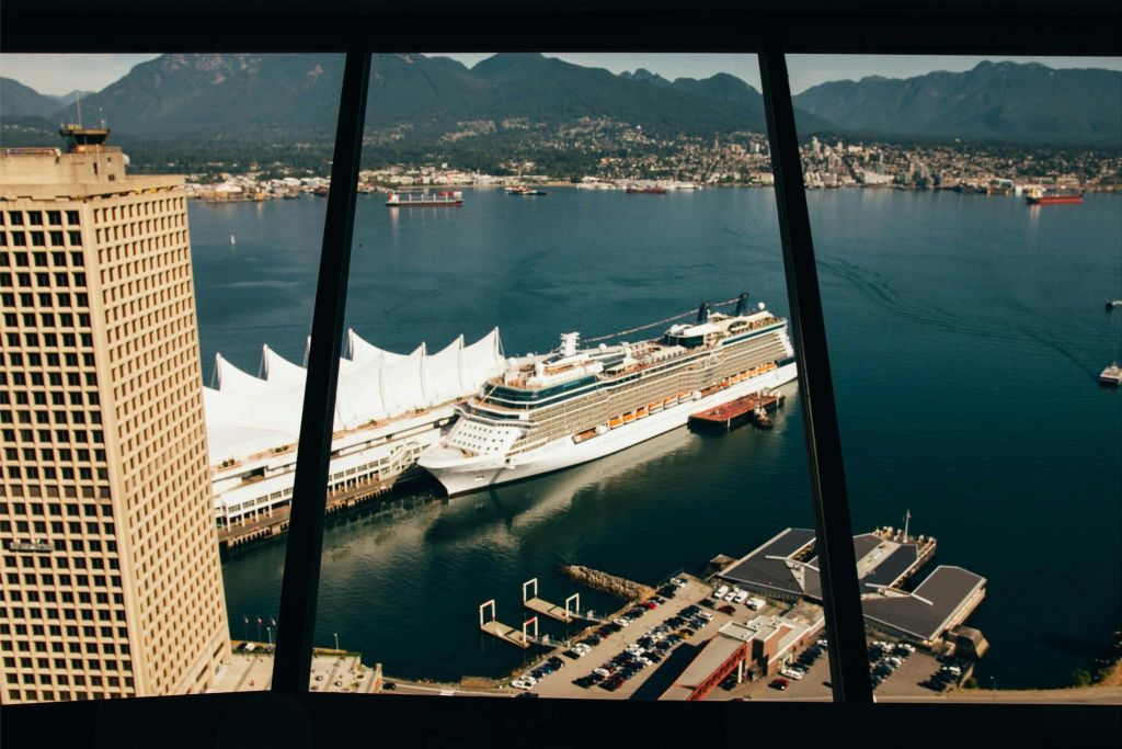 유람선이 있는 캐나다 플레이스