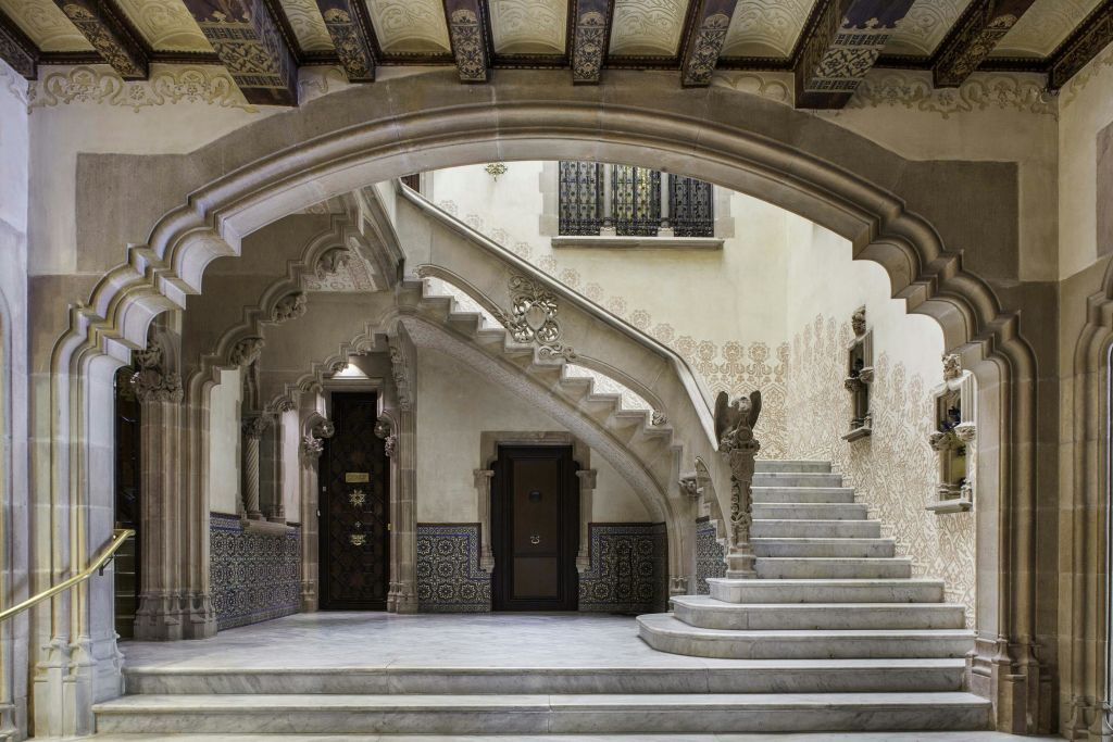 정교하게 디자인된 내부에는 화려한 석조 아치형 통로, 디테일한 난간이 있는 계단, 벽에 장식 타일이 있습니다.