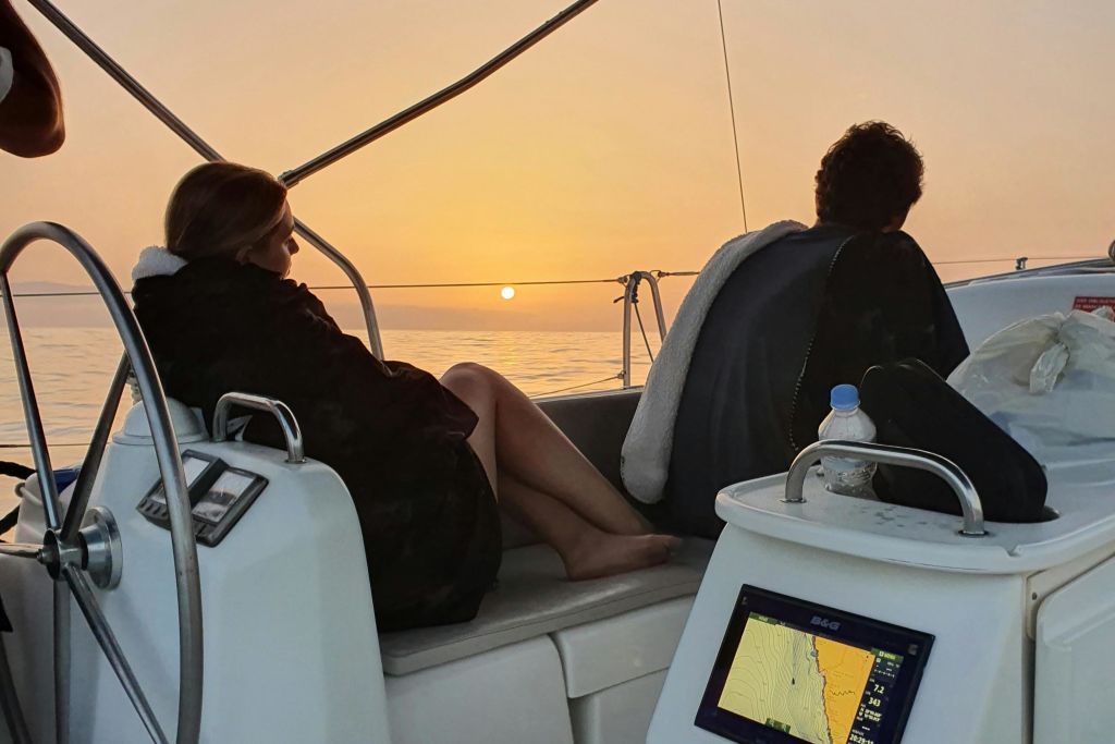 보트에서 석양을 즐기는 커플